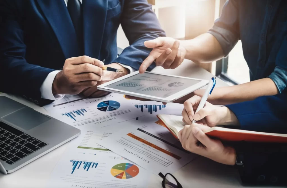 A picture displaying an expert advising on corporate finance
